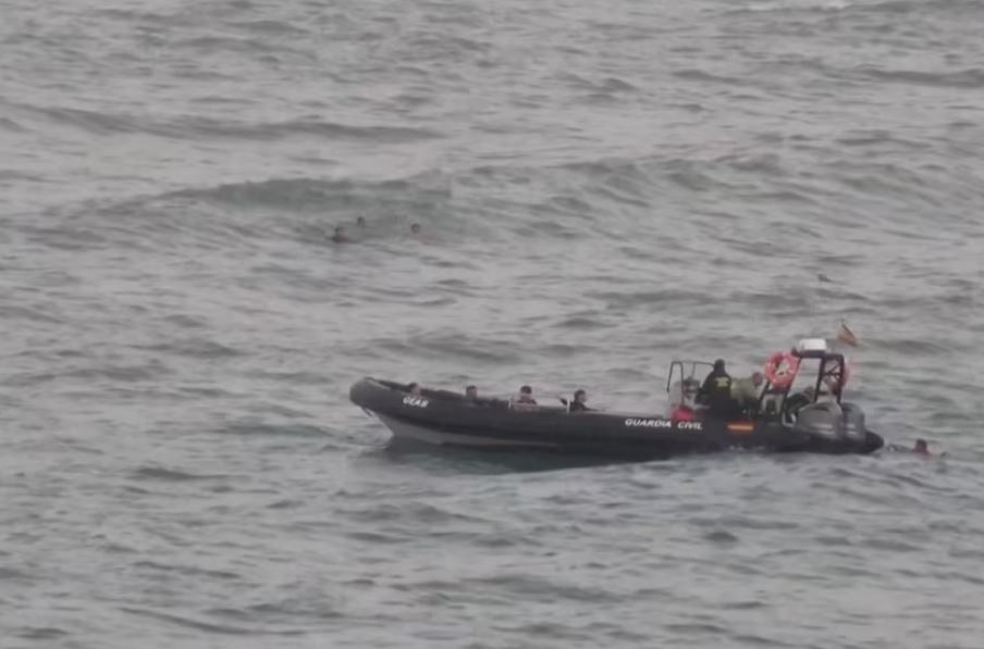 54 fëmijë notojnë nga Maroku në enklavën spanjolle, Ceuta