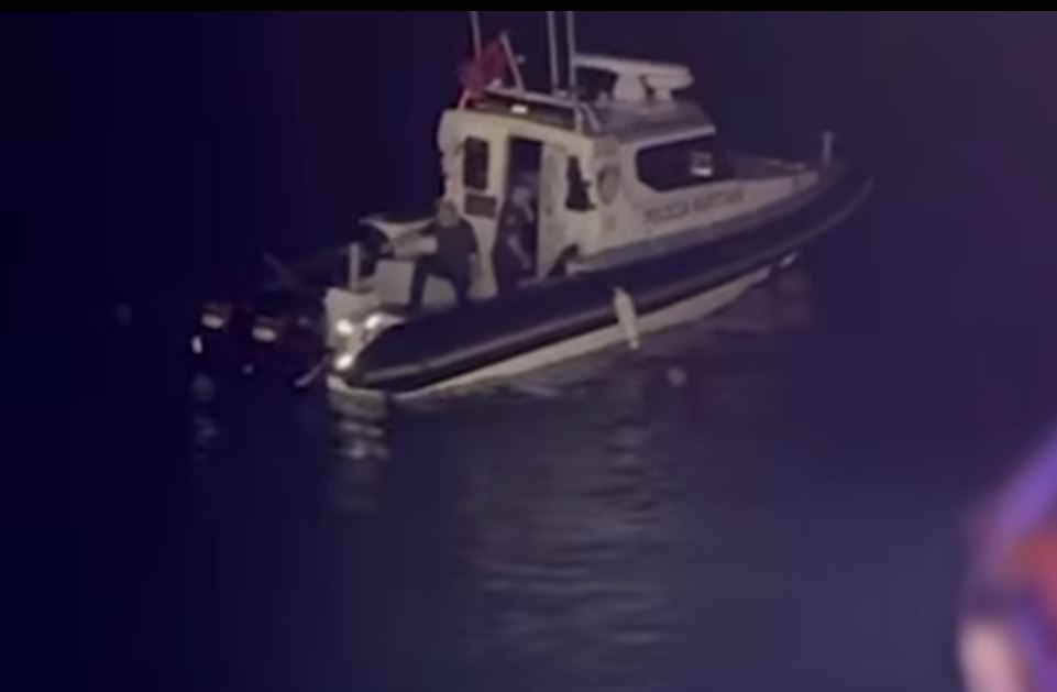 Operacioni “Diving”: Njëri i iki policisë duke u hedhur në det, çka ndodhi mbrëmë në Sarandë? (VIDEO)