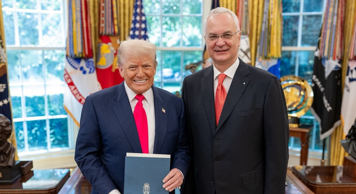 Ambasadori i ri i Serbisë në ShBA ia dorëzon Trumpit letrat kredenciale, e fton për vizitë në Beograd