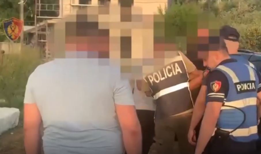 Policia e Tiranës kap në flagrancë dy shitës kokaine (VIDEO)
