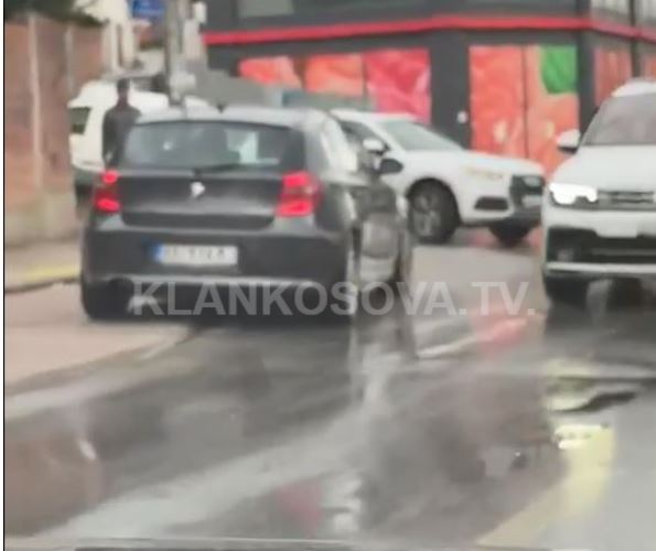 Manovër e rrezikshme në Prishtinë, shoferi kalon mbi trotuar për të parakaluar (VIDEO)