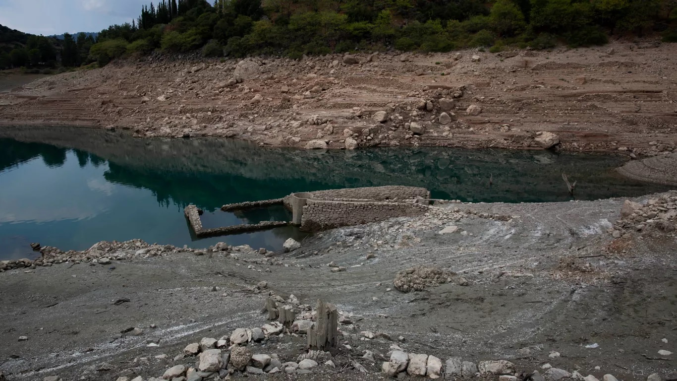 Greqia i shpall luftë mungesës së ujit dhe thatësirave të shkaktuara nga klima