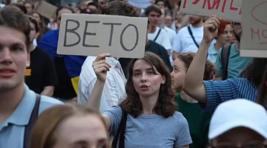 Zelensky nënshkruan projektligjin që dobëson agjencitë antikorrupsion, kundërshtohet me protesta
