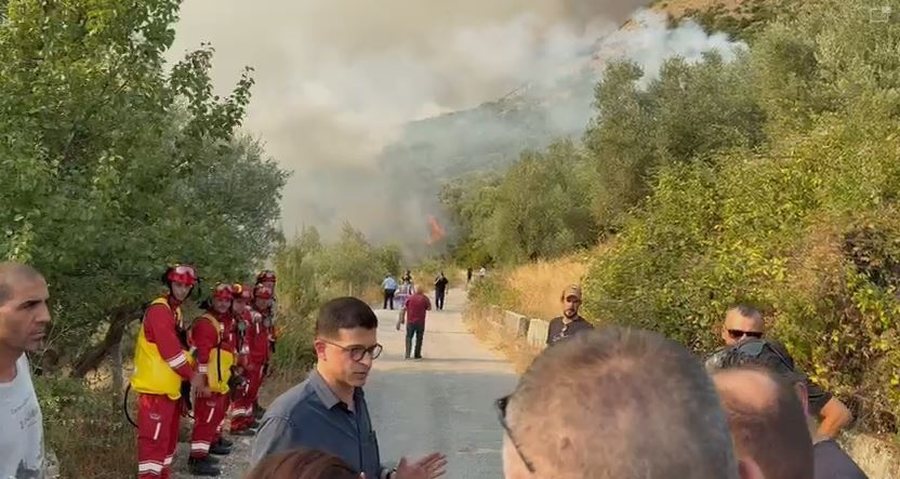 Ministri Vengu në Delvinë, efektivë të Forcave të Armatosura, zjarrfikës dhe helikopterë në vendngjarje për shuarjen e zjarreve