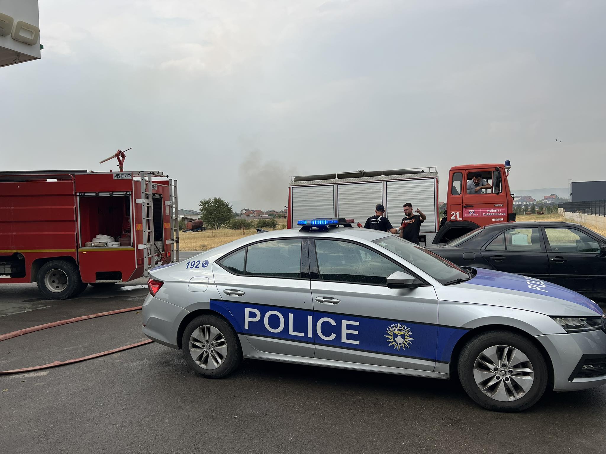 Zjarri përfshinë fidanë të pishave dekorative në Podujevë, dëmi rreth 20 mijë euro