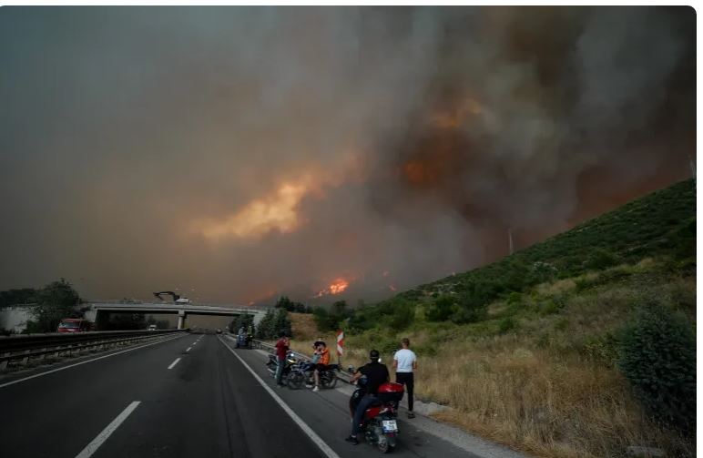 Vdesin 10 zjarrfikës dhe punonjës shpëtimi pas betejës me flakët në Turqi