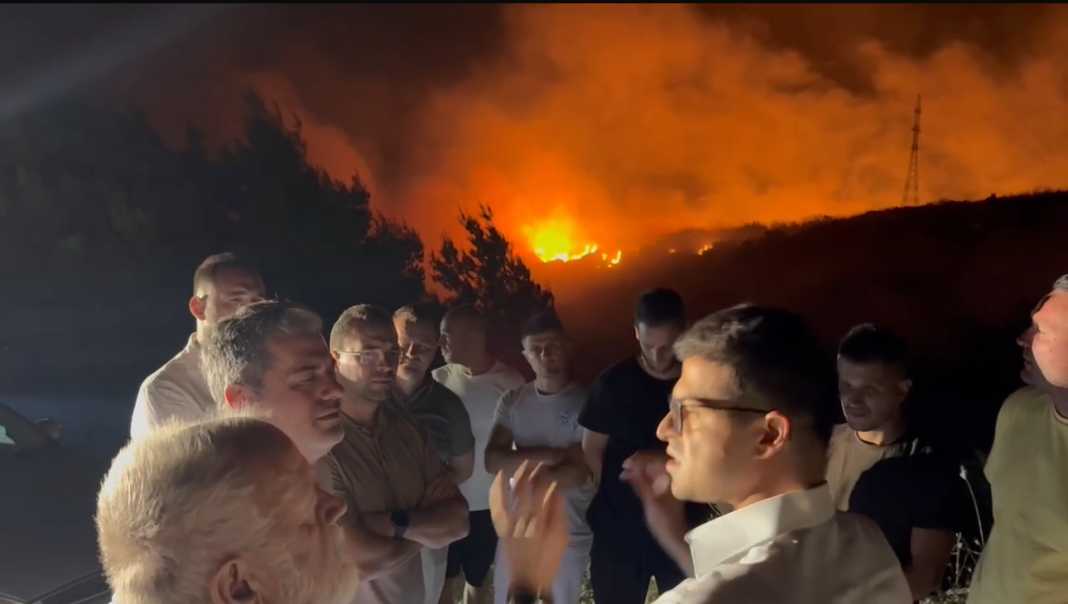 Del jashtë kontrollit zjarri në malin e Shashicës në Shqipëri, flakët përhapen me shpejtësi