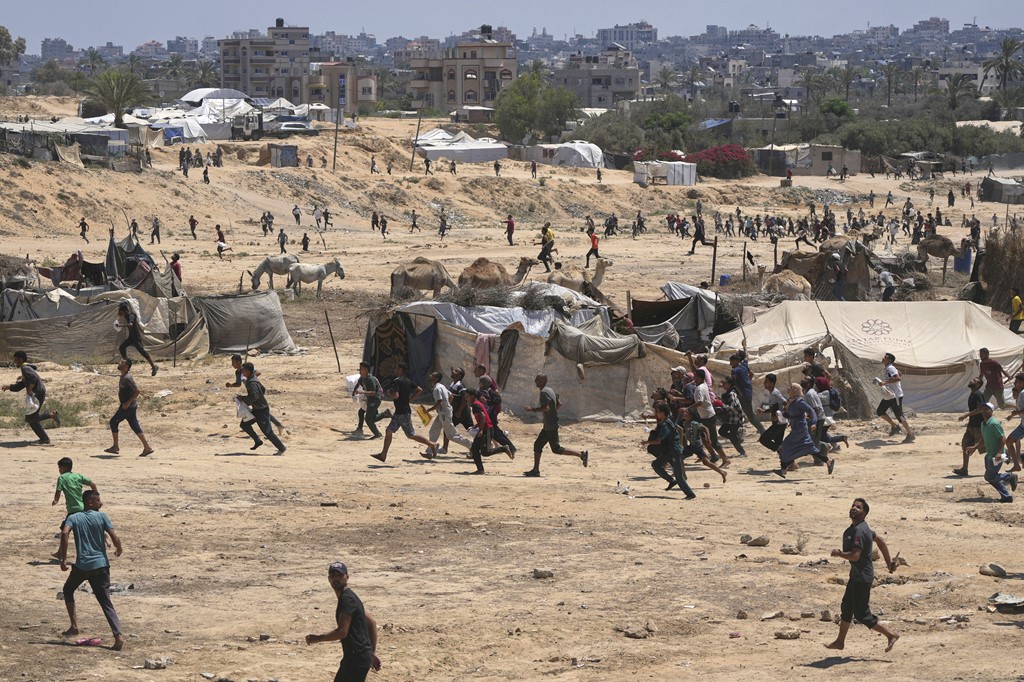 Palestinezët nxitojnë të marrin ndihmat e dërguara nga ajri