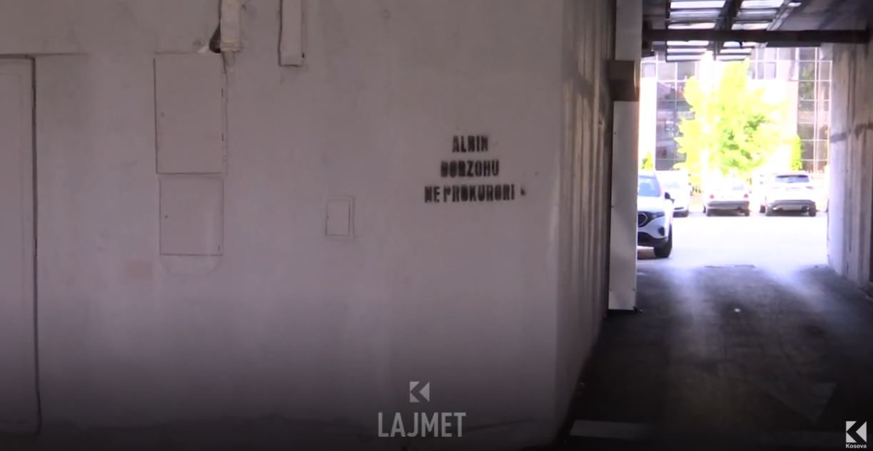 Grafitet nëpër kryeqytet ftojnë Kurtin në prokurori (VIDEO)