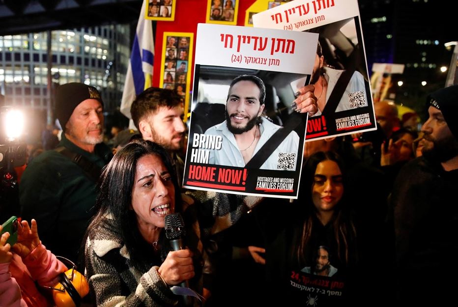 Nëna e njërit prej pengjeve të Hamasit i kërkon Netanyahut të bjerë dakord për një marrëveshje armëpushimi