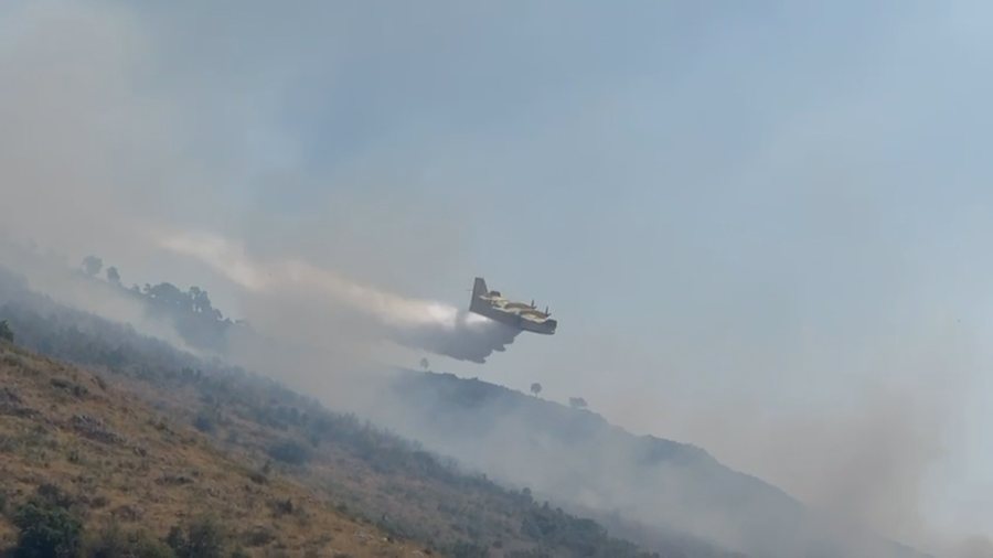 Evakuohen banorët, flakët e zjarreve "nuk dorëzohen'' në Finiq