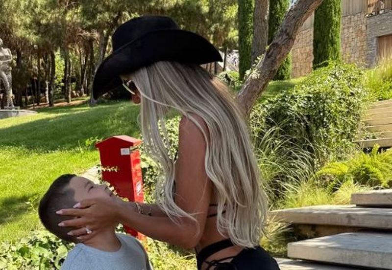 Adelina Tahiri me dedikim për djalin e saj