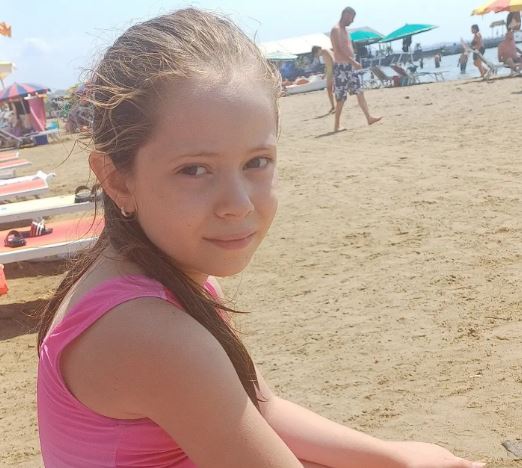 Durrës: 7 vjeçarja nga Prizreni humb në plazh, kërkon prindërit e saj