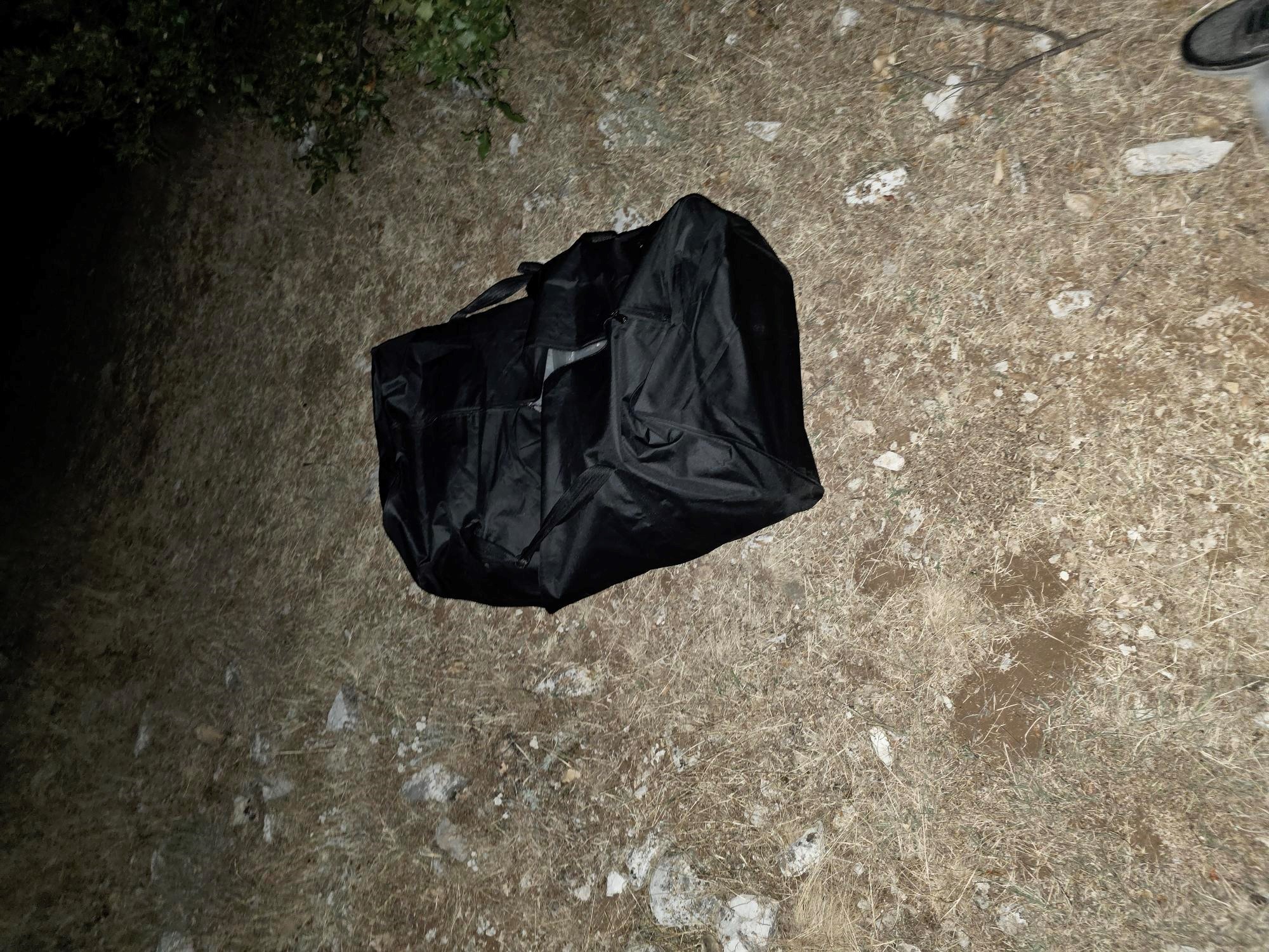 I armatosur dhe i dyshimtë, sfidon policinë në kufi dhe ikën kah mali drejt Shqipërisë