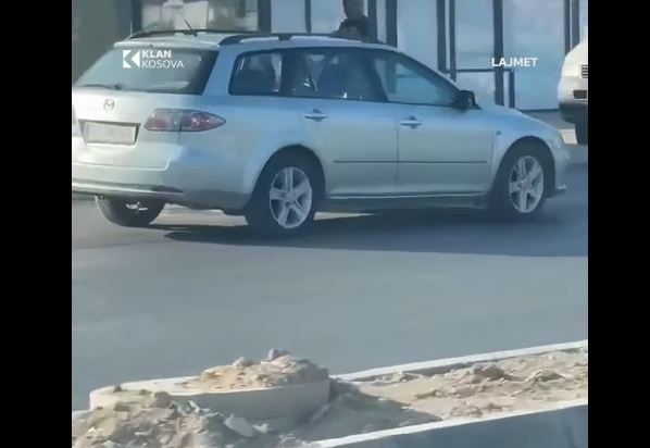 Vetura me targa austriake vozit në anën e kundërt të rrugës në Lupq (VIDEO)