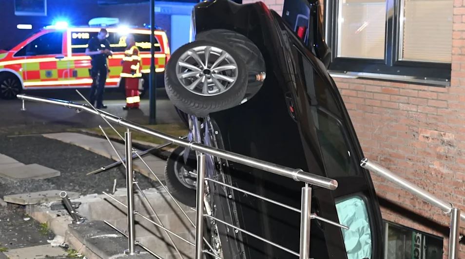 Po ikte nga policia, Audia përfundon në shkallët e bodrumit