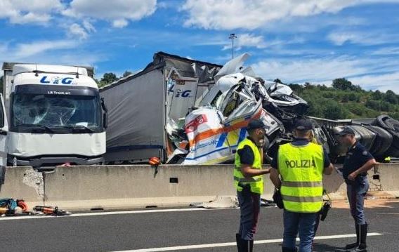 Kamioni përplaset me autokolonën në Itali, tre të vdekur dhe 15 të lënduar