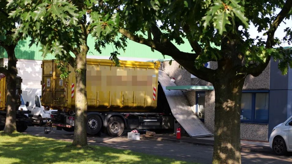 Dy të vdekur nga përplasja e kamionëve, njëri përfundon në murin e një shtëpie