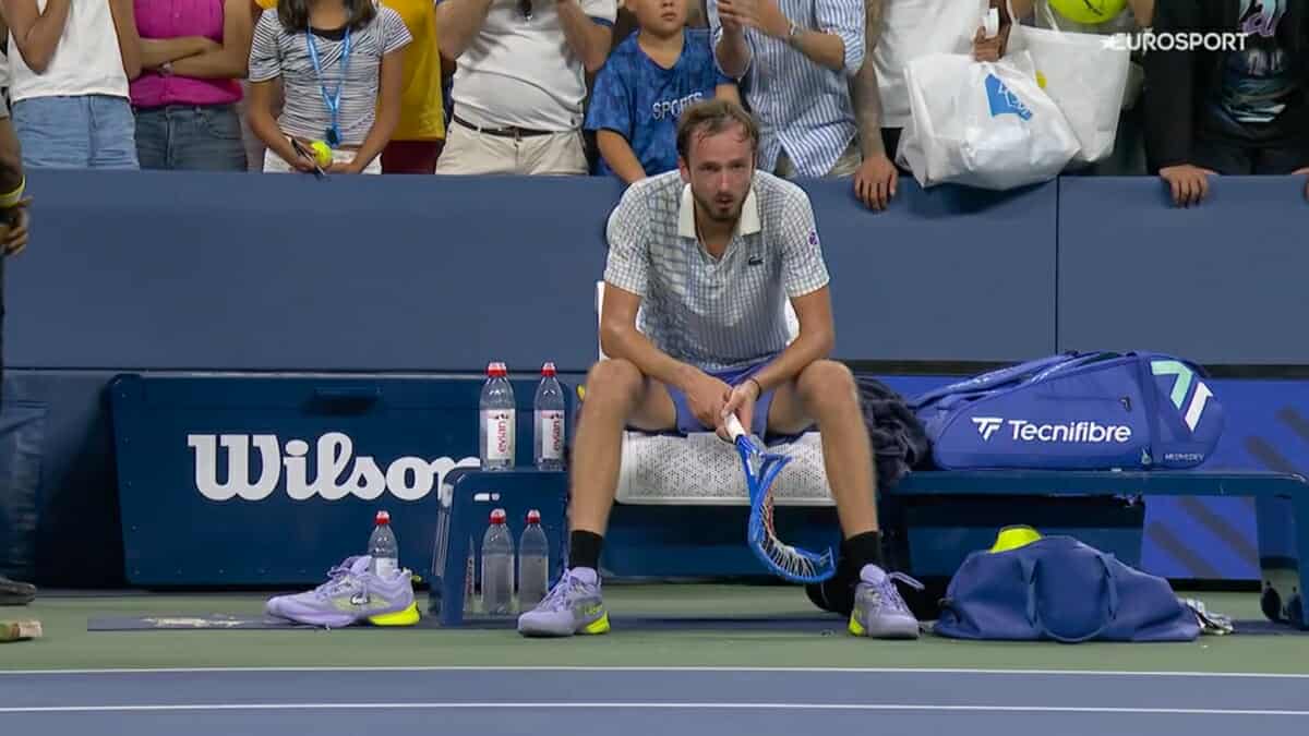 Daniil Medvedev thyen 'racketin' copë-copë (VIDEO)