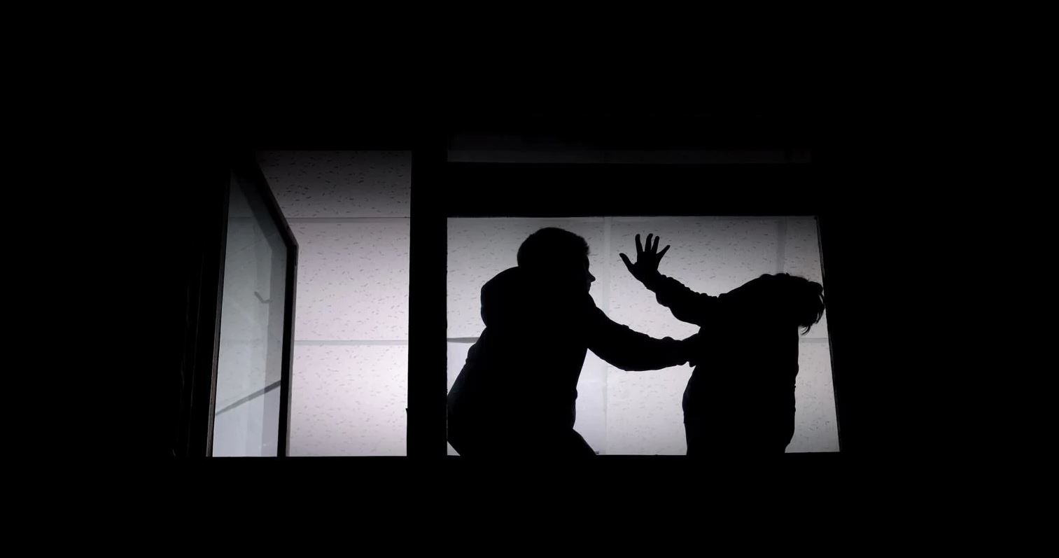 Kapet gjakovari  në gjendje të dehur rrahu nënën dhe bashkëshorten