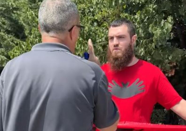 Shoqërohet në polici shtetasi i Shqipërisë i cili shkeli flamurin e Kosovës