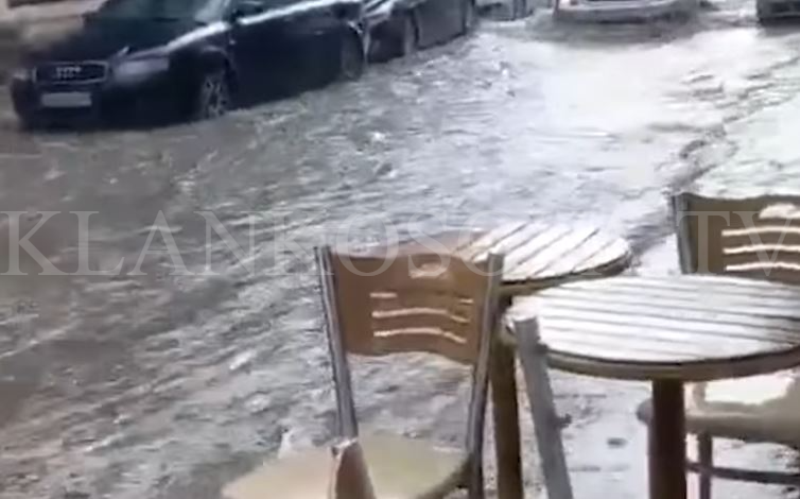 Qytetari pasi u vërshua rruga 'Isa Boletini' në Gjilan: Si plazh i vogël, kryetari s'ka ndërmarrë asgjë (VIDEO)