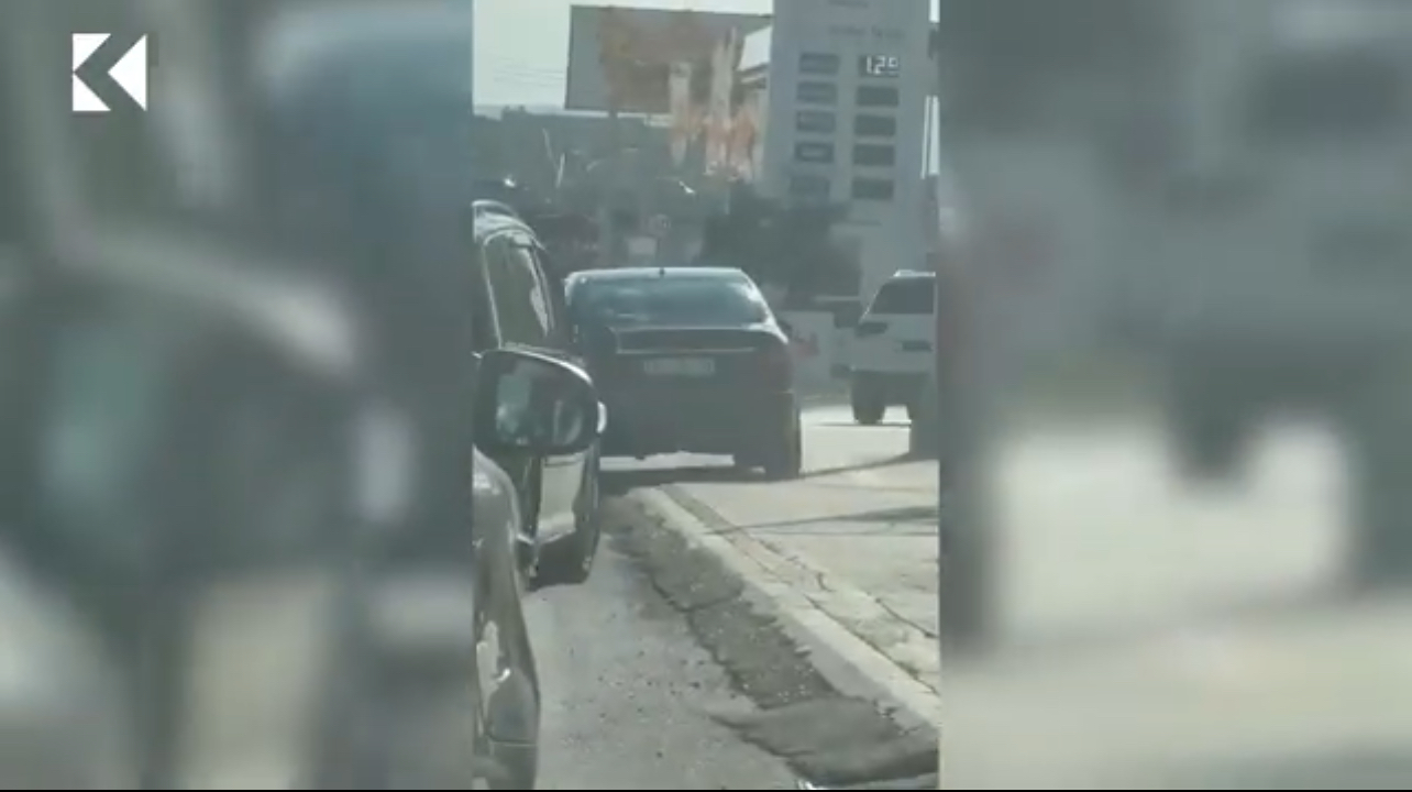 Vetura përdor trotuarin si rrugë alternative për t’i ikur kolonës, rrezikon këmbësorët