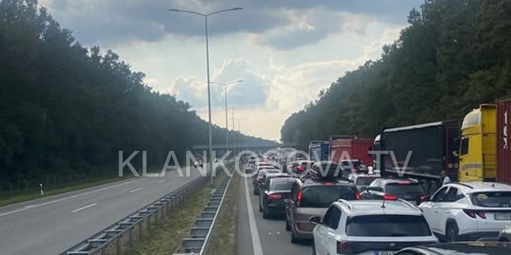 Mërgimtarët po përballen me pritje deri në shtatë orë në kufirin Serbi-Hungari