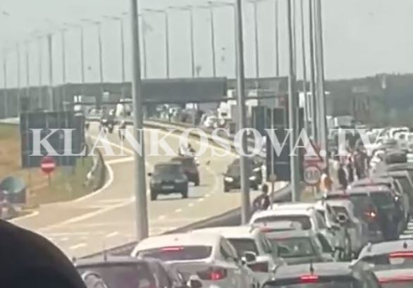 Kolona të gjata në kufirin Serbi-Kroaci, mërgimtarët po presin deri në 2 orë (PAMJE)