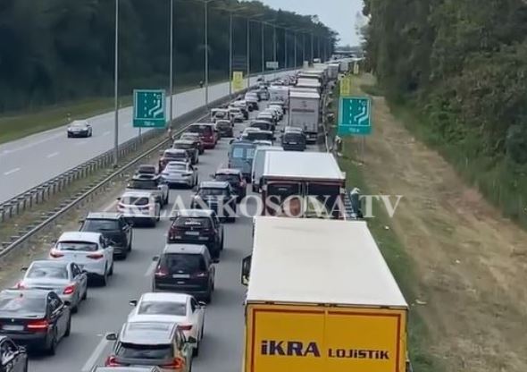 Mërgimtarët “bllokohen” në kufirin Serbi-Kroaci, kolonat arrijnë deri në 6 km