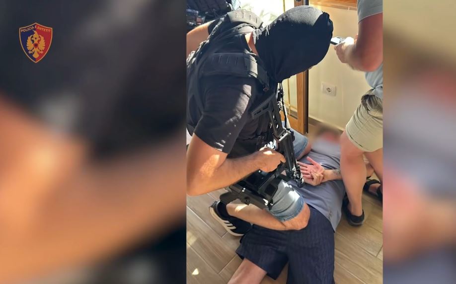 "Shpejt çuna", pamje nga arrestimi i Flodian Plakut - dyshohet për vrasjen e ish-policit Gentian Bejtja (VIDEO)