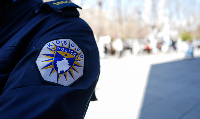 Në shenjë revoltë për gjobën që mori, qytetari në Prizren rrah policin