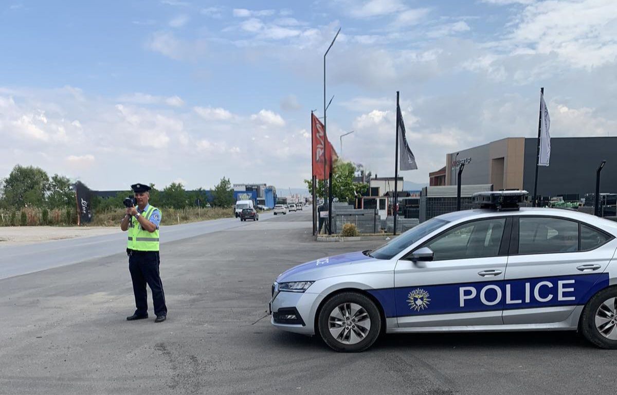Policia e Ferizajt gjobitë dy shoferë për tejkalim të shpejtësisë, njëri me targa të huaja