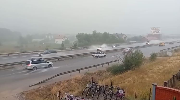 Kjo është gjendja në rrugën Prishtinë – Pejë pas reshjeve të shiut (VIDEO)