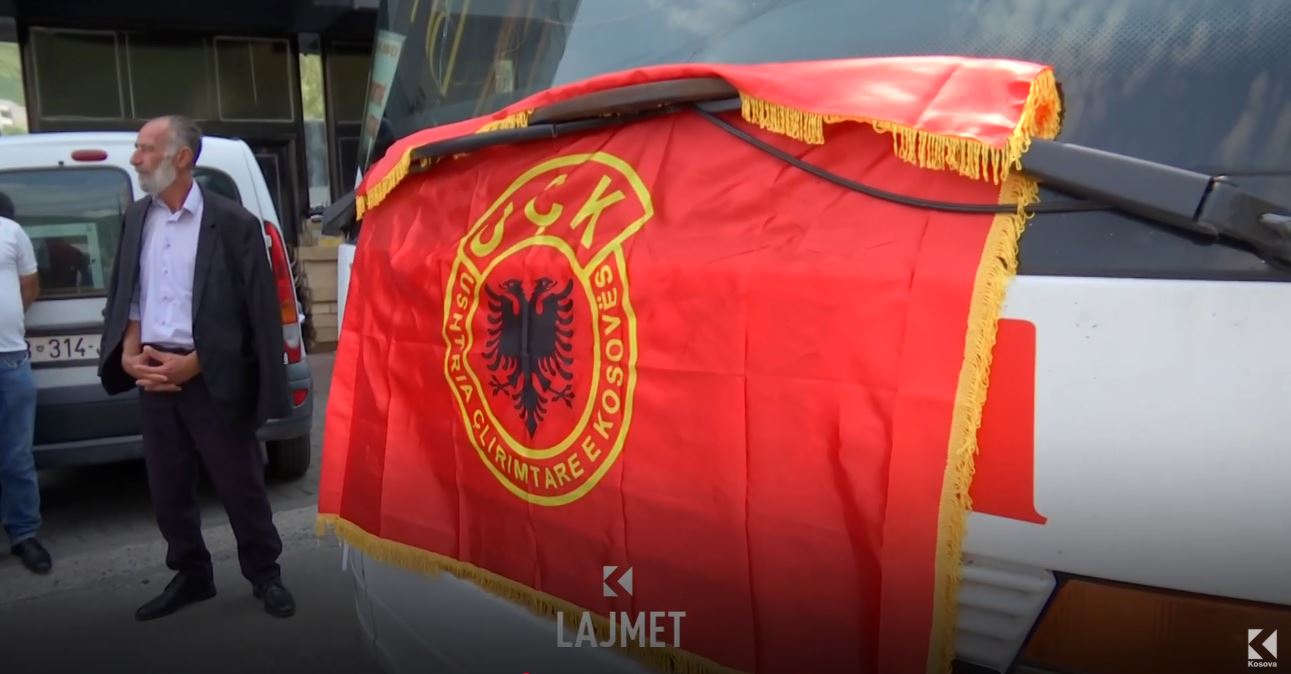Marshi i veteranëve: Istogasit e Rugovës në Prishtinë për Thaçin (VIDEO)