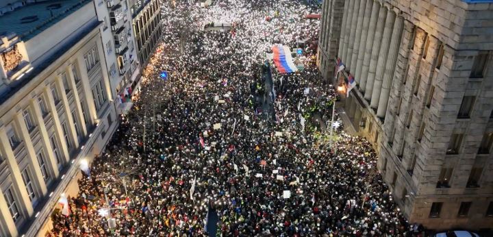 Tensione në Serbi, mbështetësit e Vuçiqit mbushin rrugët kundër protestuesve