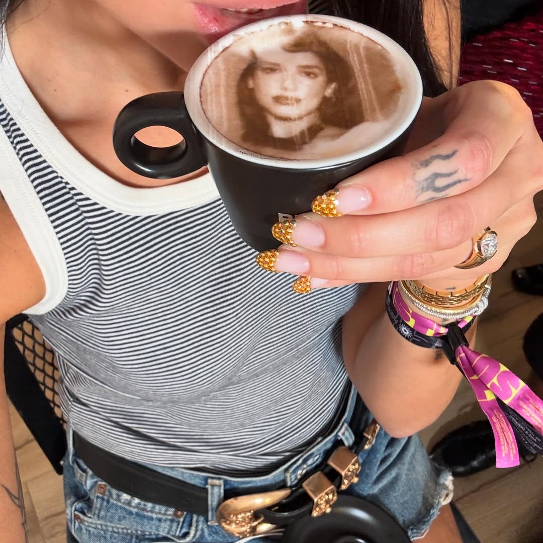 Dua Lipa mahnitet me Prince Caffe