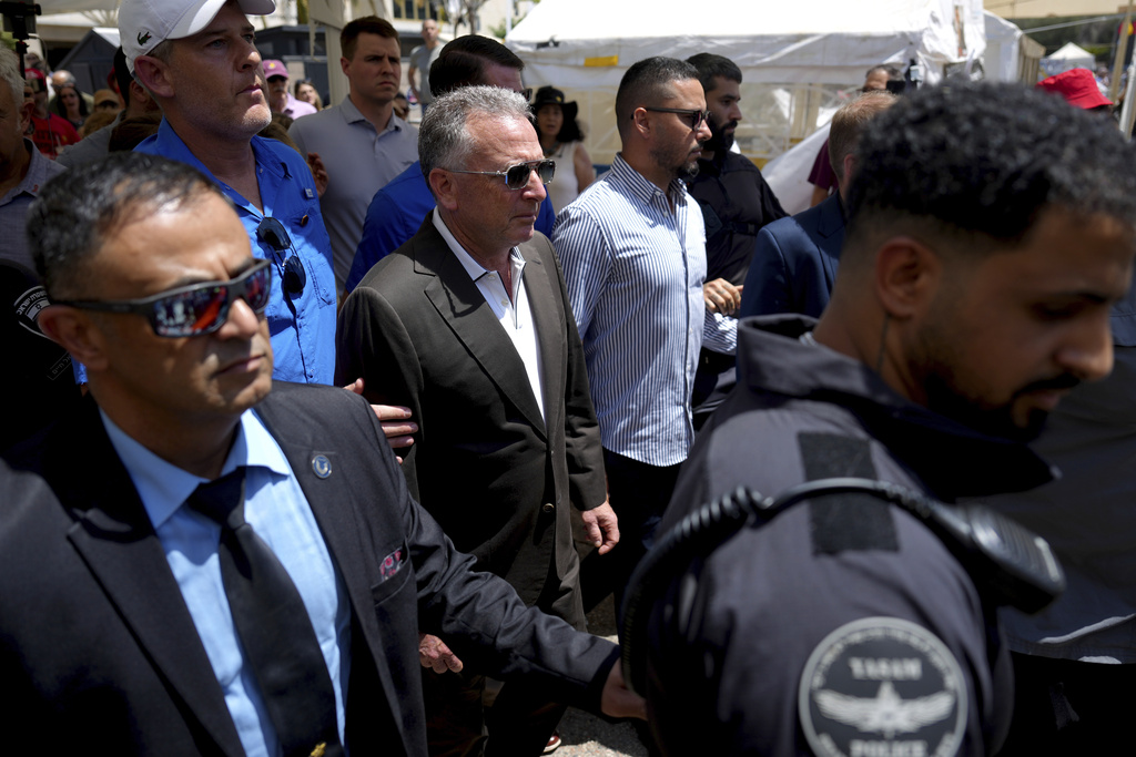 I dërguari amerikan takon familjet e pengjeve izraelite në Tel Aviv