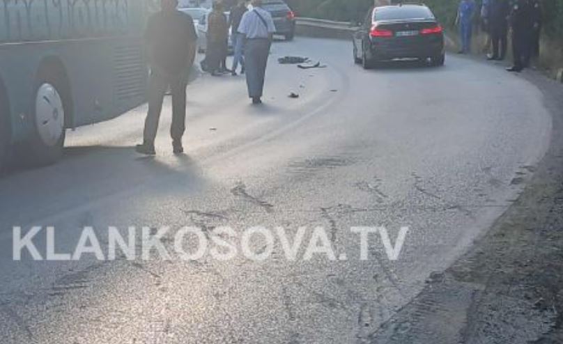 Kamioni godet autobusin pranë Liqenit të Badocit 