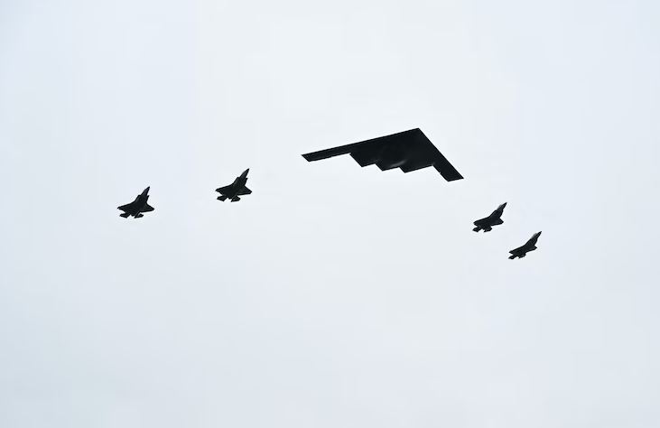 Bombarduesi amerikan B-2 fluturoi mbi Alaskë, ndërsa Trumpi dhe Putini i shtrëngonin duart