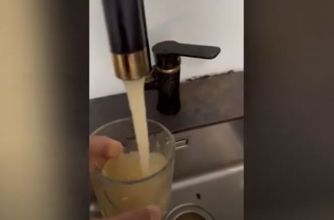Qytetari nga Zaskoku i Ferizajt po ankohet se uji i turbullt po rrjedh nga çeshmja (VIDEO)