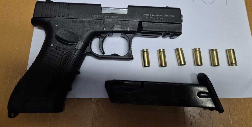 Arrestohet një person në Klinë, iu gjet arma në veturë