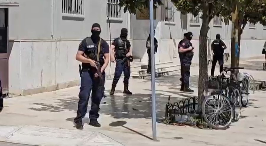 Qëlluan me armë ndaj policisë, Gjykata e Durrësit jep masën e sigurisë për dy të dyshuarit