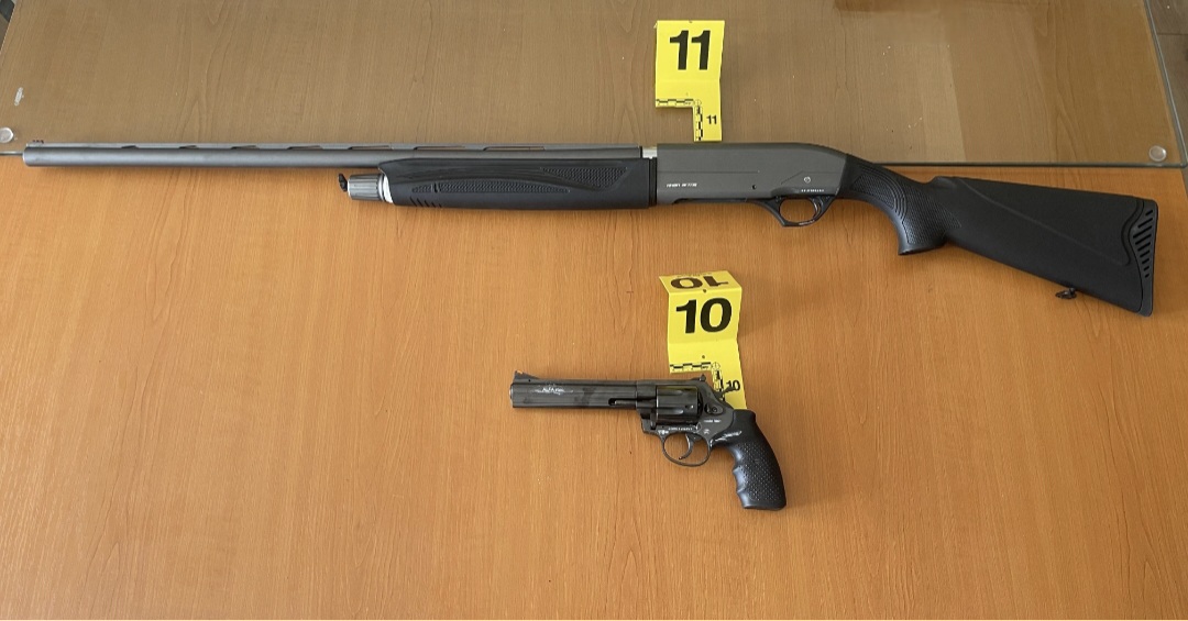 “Festuan” me armë në një dasmë në Greme, policia gjen 50 gëzhoja në oborr të shtëpisë
