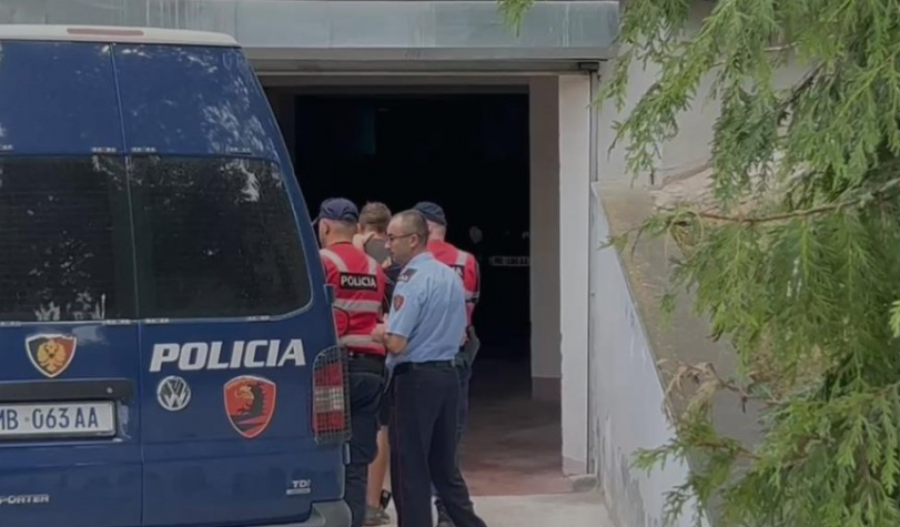 Vranë 14 vjeçarin, Gjykata e Korçës lë në burg autorin e mitur, babain dhe axhin e tij