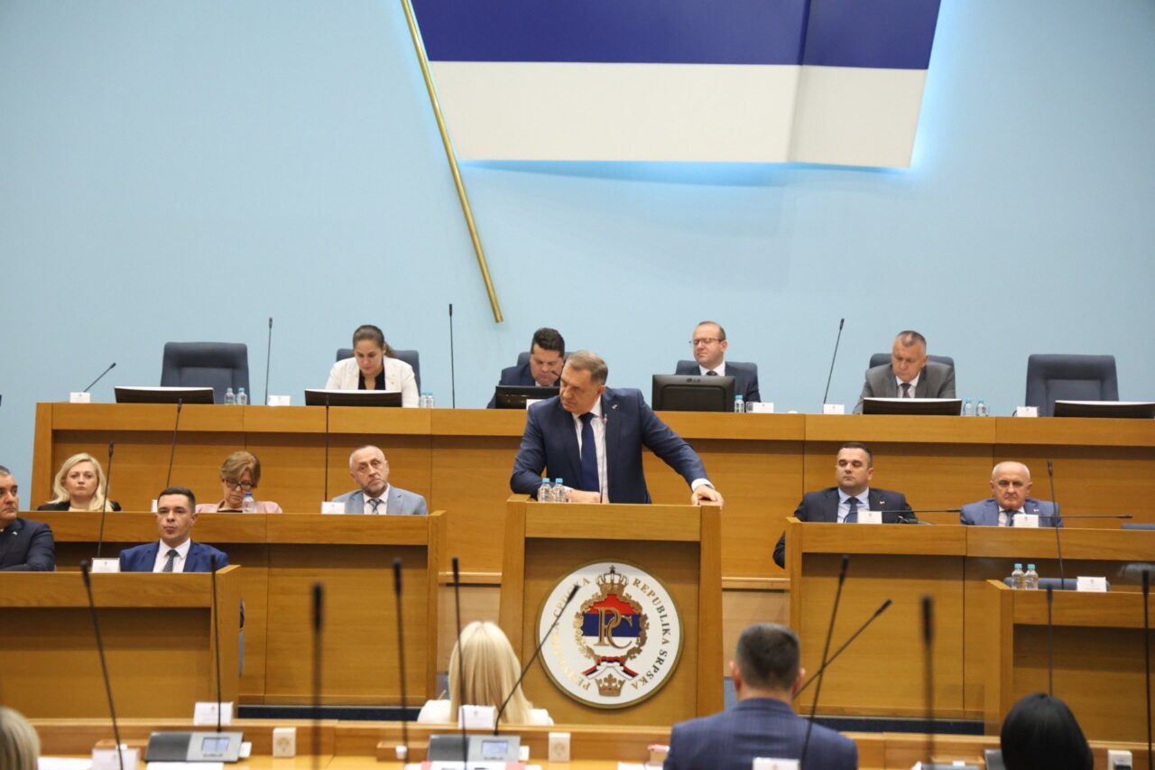 Reuten: BE duhet t’ia tregojë vendin Dodikut, rrezikohet rajoni (VIDEO)