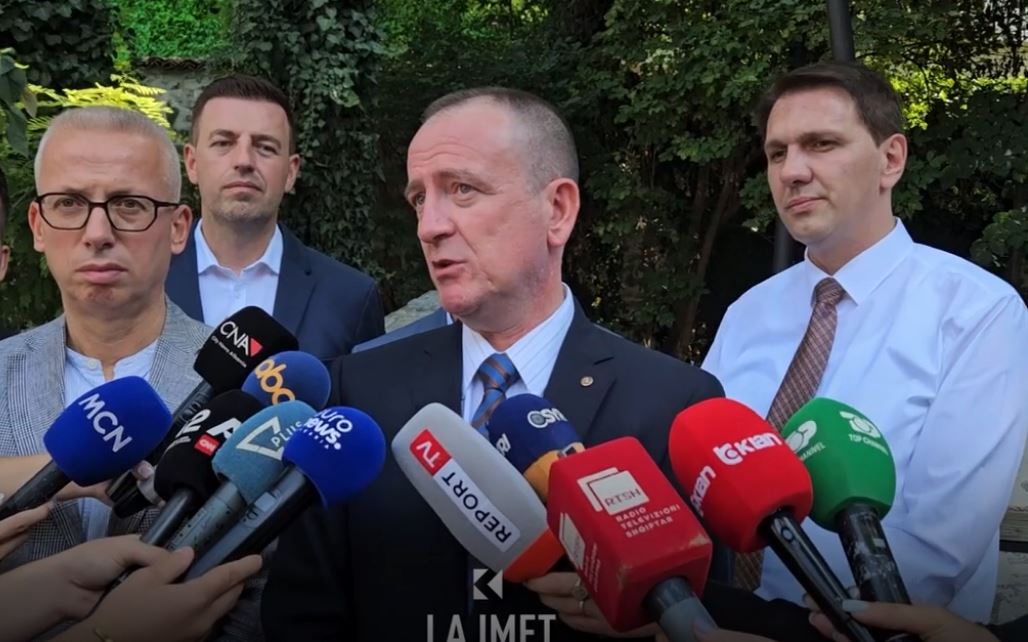 Kritika e Taravarit, Shkupi s’e njeh më shqipen si gjuhë zyrtare (VIDEO)