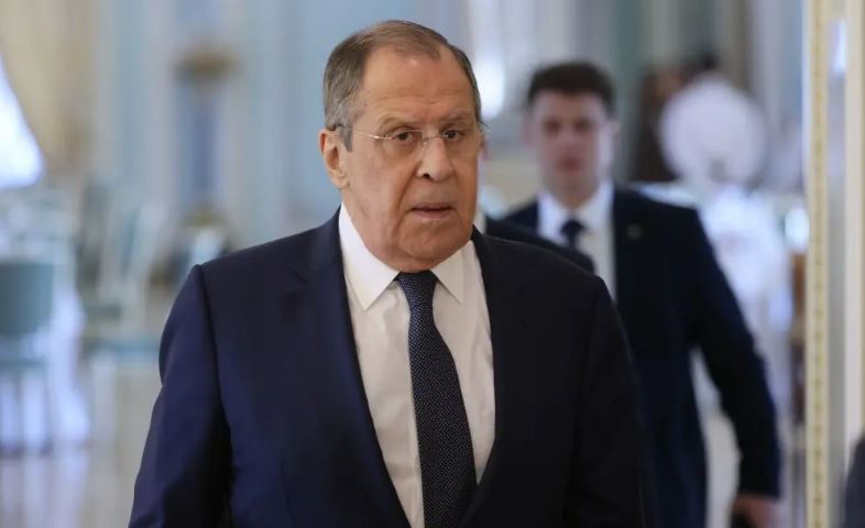 Lavrov vesh bluzën me mbishkrimin "BRSS", thotë se Rusia do t'i paraqesë Trumpit një qëndrim të qartë
