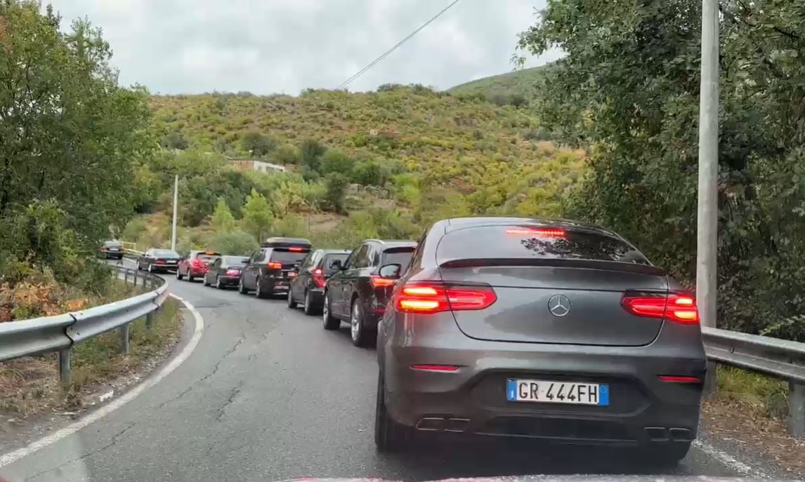 Stuhia ‘tremb’ pushuesit në Velipojë e Shëngjin, trafik i rënduar në aksin Shkodër-Lezhë-Milot