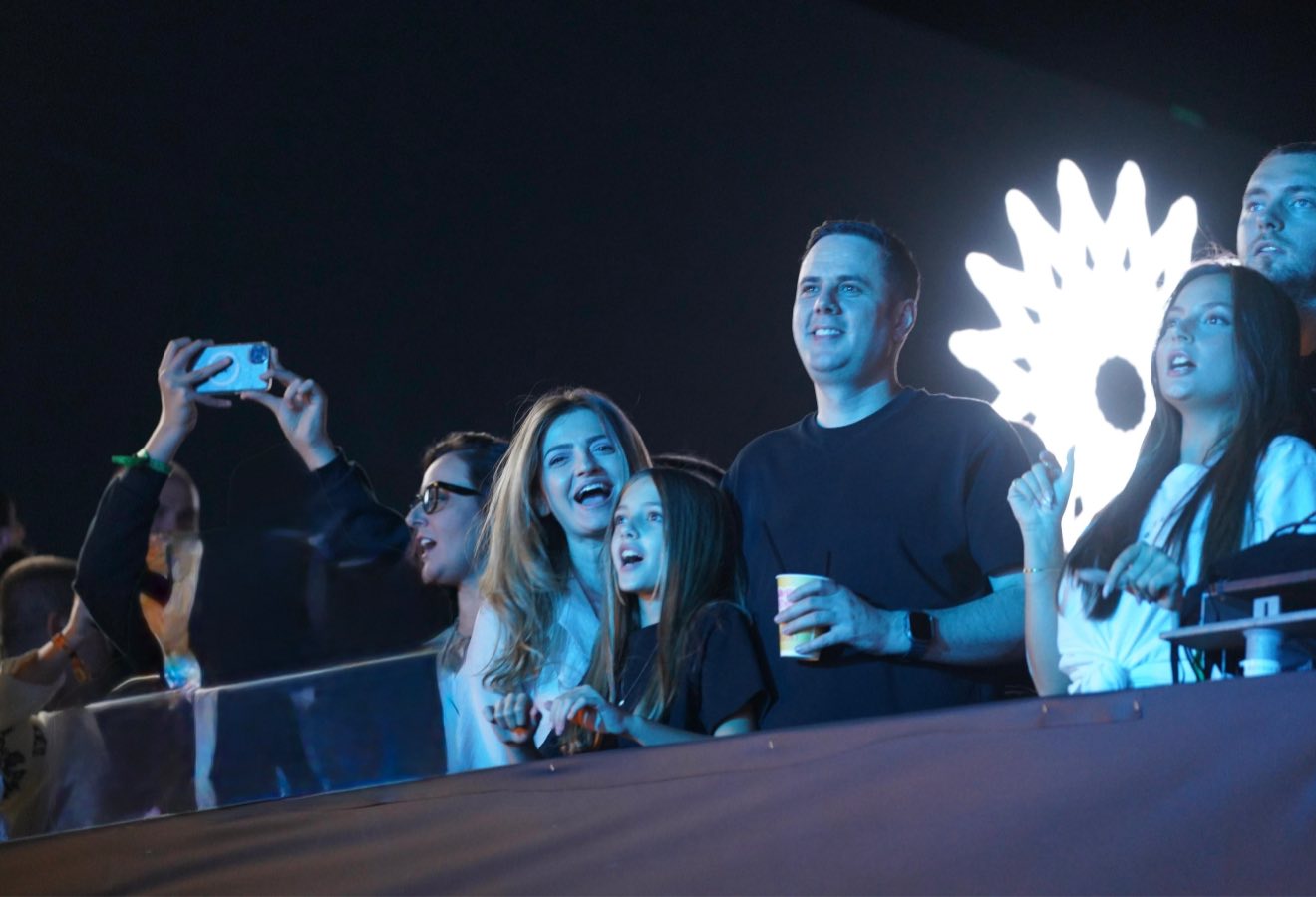 Performanca e Dua Lipës në “Sunny Hill”, Abdixhiku: Ndriçoi zemrat e mijëra të rinjve